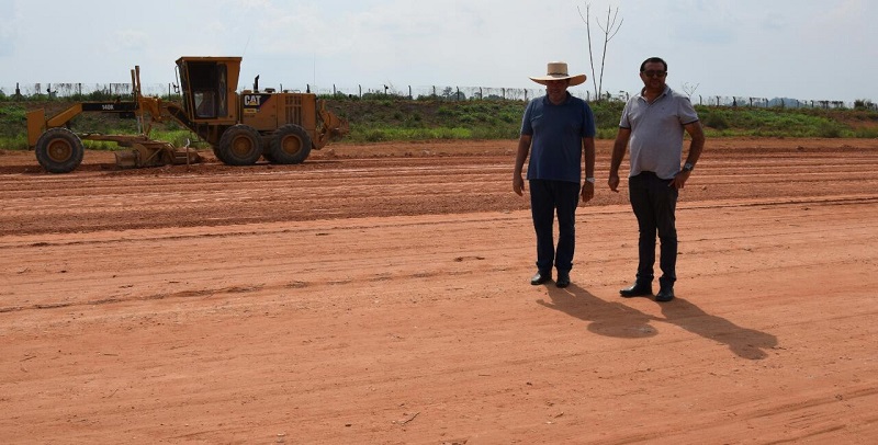 Prefeito Macarrão e Secretario José Lopes vistoriando a obra no aeroporto de Novo Progresso.