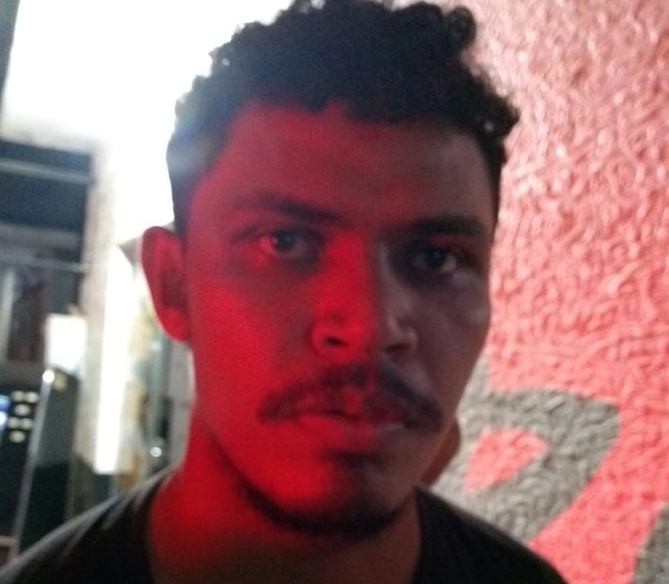 Marcelo Gomes da Silva, pelo porte de 06 pinos, de uma substância do tipo Cocaína, 04 celulares e 704 reais.(Foto:policia Militar) 