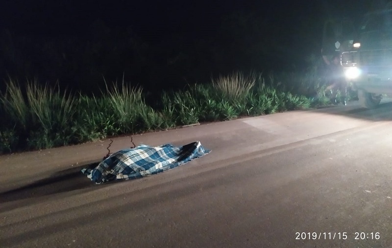 Corpo foi encontrado na rodovia próximo ao caminhão (Foto:WhatsApp)