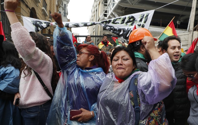  Opositores de Evo Morales comemoram renúncia do presidente neste domingo (10) nas ruas de La Paz — Foto: Juan Karita/AP 