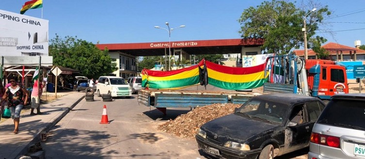  Terra e entulho, carros e caminhões, impedem o tráfego de veículos na faixa fronteiriça(Foto:Diário orumbaense) 