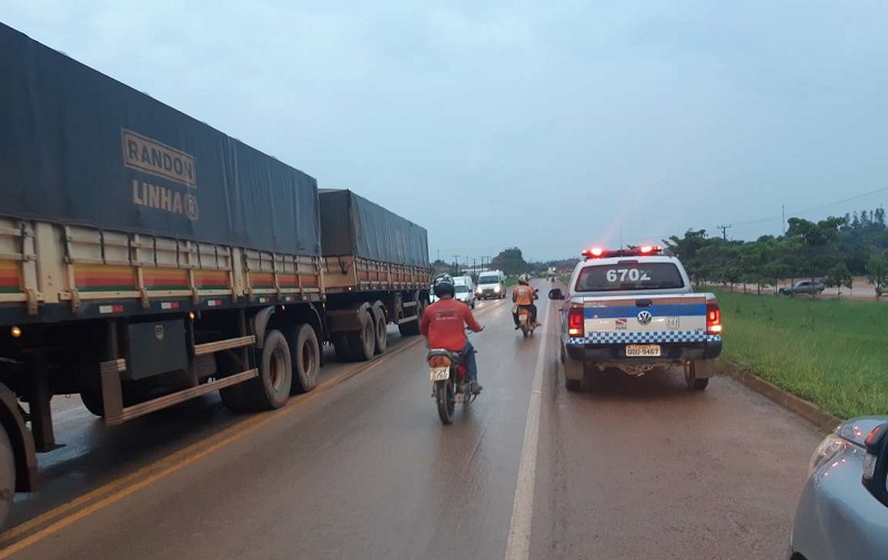O transito na rodovia ficou congestionado e foi coordenado pela Policia Militar.