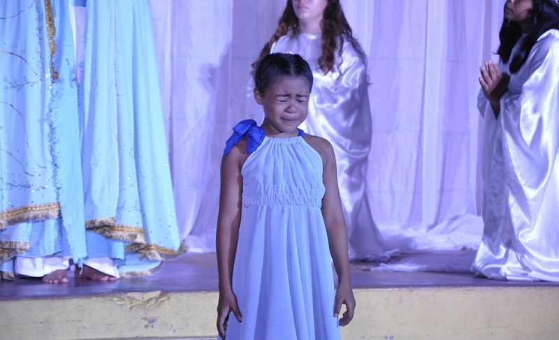  Aluna não conseguiu segurar a emoção durante a apresentação na Pastoral do Menor — Foto: Dominique Cavaleiro/G1 