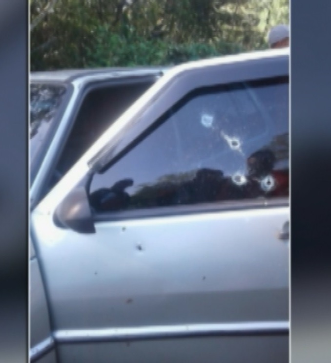 O carro foi alvejado com vários tiros — Foto: Reprodução/Tv Liberal