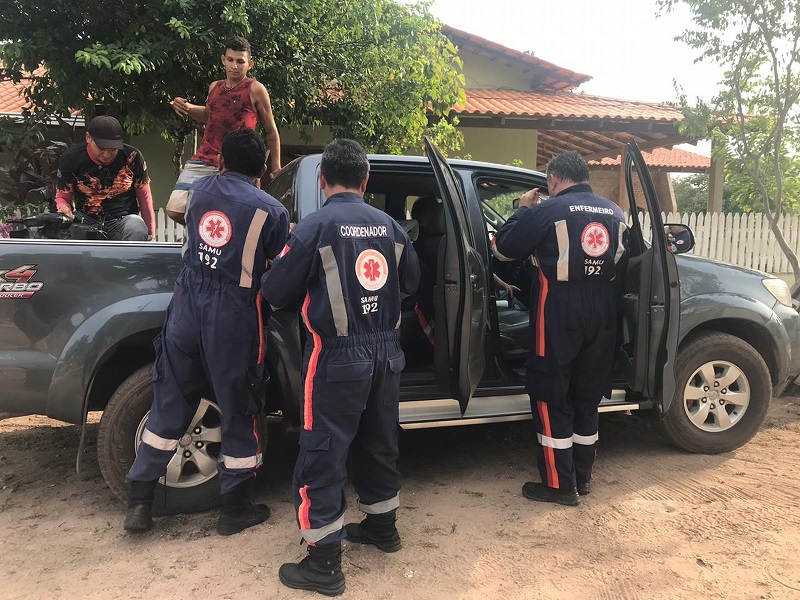  Socorristas do Samu foram para praia de Pindobal para prestar socorro ao piloto do avião — Foto: Kamila Andrade/G1 