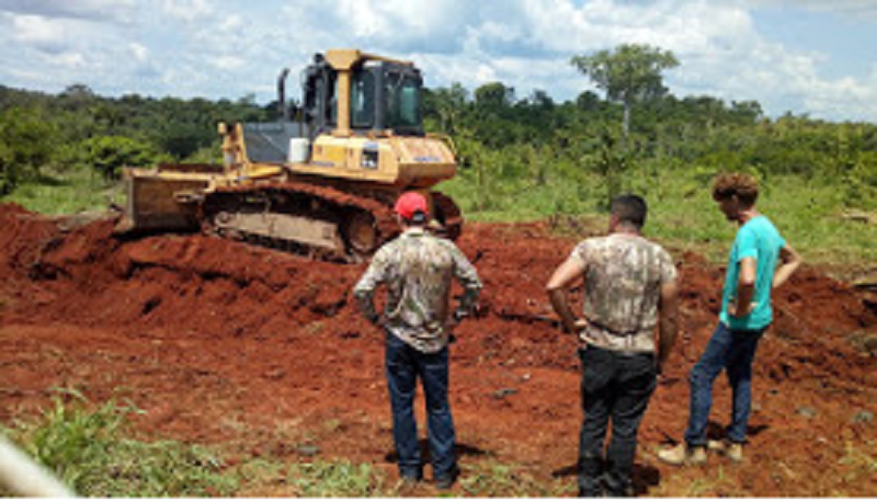 Trator roubado estava trabalhando em desmate de Floresta em Fazenda (Foto:Divulgação)