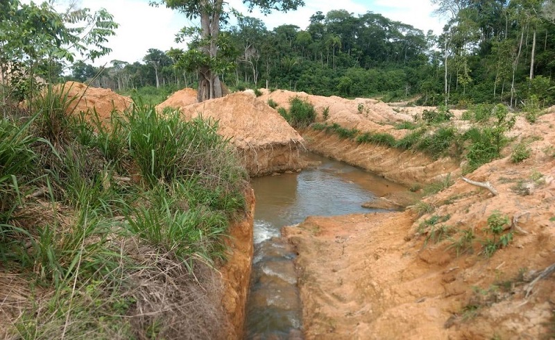  Máquina também foi apreendida no local e entregue à prefeitura. — Foto: Polícia Civil - MT 