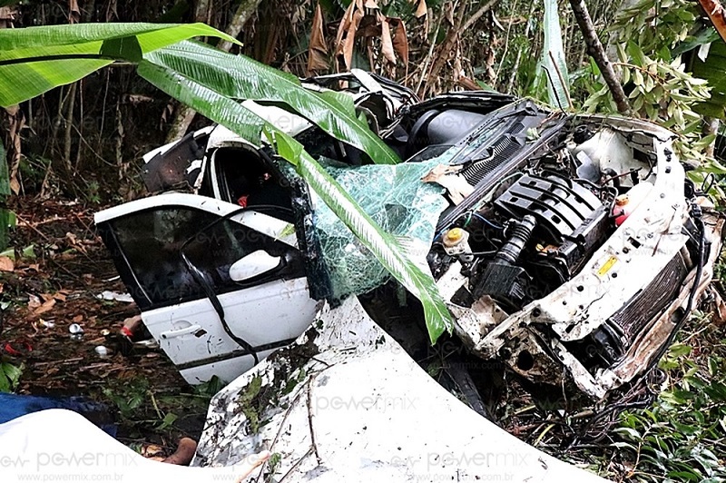 Carro em que eles estavam ficou destruído — Foto: Djeferson Kronbauer/Power Mix