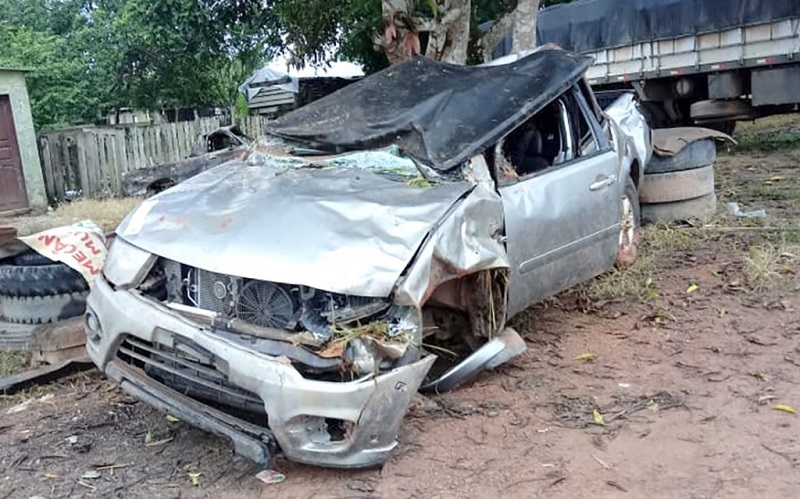 A caminhonete em que as três vítimas viajavam ficou praticamente destruída. (Foto:Reprodução)