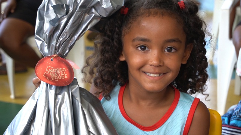 Campanha Natal - Crédito Educa Mais Brasil (Menina presente sorrindo)
