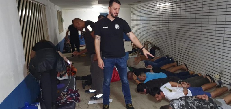 Delegado Mateus Laiola na operação que prendeu 41 pessoas, em uma rinha de Pitbull na Grande São Paulo (Foto:Divulgação Policia)