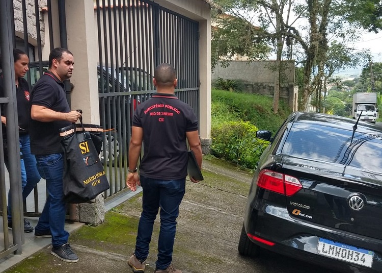  MP faz buscas na casa de Ana e Guilherme Hudson, ex-assessores de Flávio Bolsonaro, em Resende (RJ) — Foto: Giovani Rossini/TV Rio Sul  