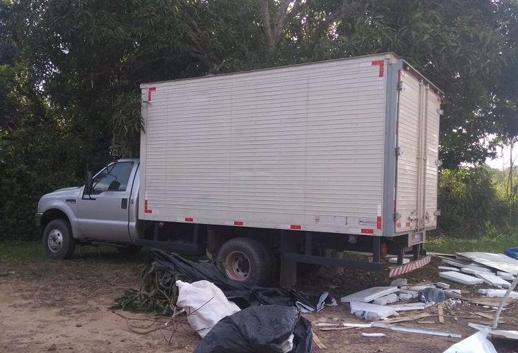  Caminhão baú que transportava a droga foi conduzido pela PRF para o município de Santarém, no Pará — Foto: Jéssica Luz/G1