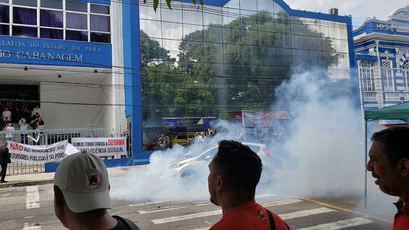  Manifestantes e polícia entram em confronto durante votação da reforma da previdência no Pará — Foto: Reprodução/ Twitter 