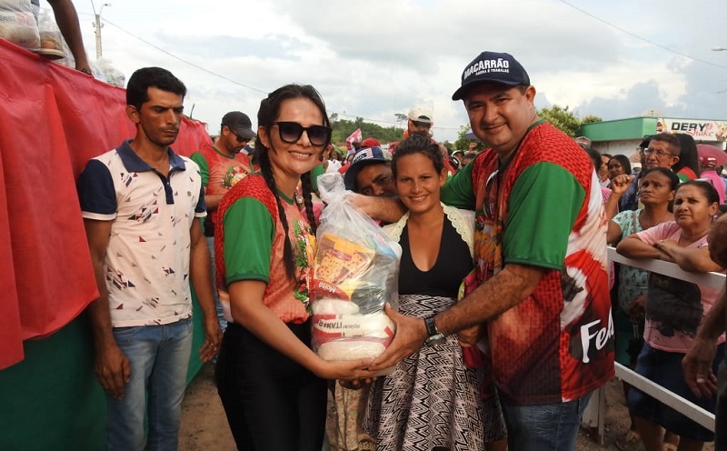 Secretaria Ação Social Micheli Meuchi e Prefeito Macarrão entrega cesta.