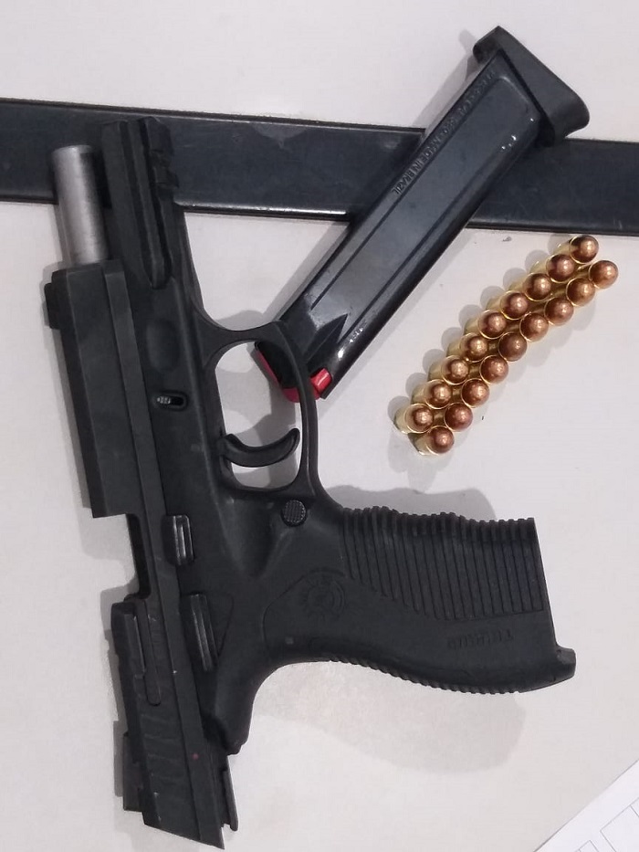 A pistola foi encontrada no carro do vereador durante a revista policial(Foto:Divulgação)
