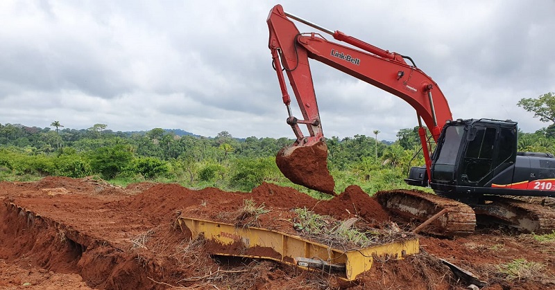  Polícia usou retroescavadeira para desenterrar caminhão em fazenda na zona rural de Novo Progresso.(Foto:Divulgação Policia)