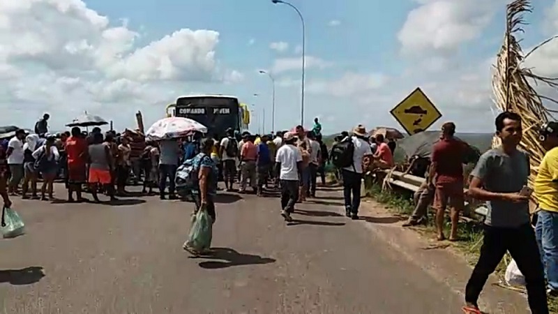 Manifestantes protestam na PA-263, entre Breu Branco e Tucuruí, no Pará. — Foto: Reprodução / Apovo