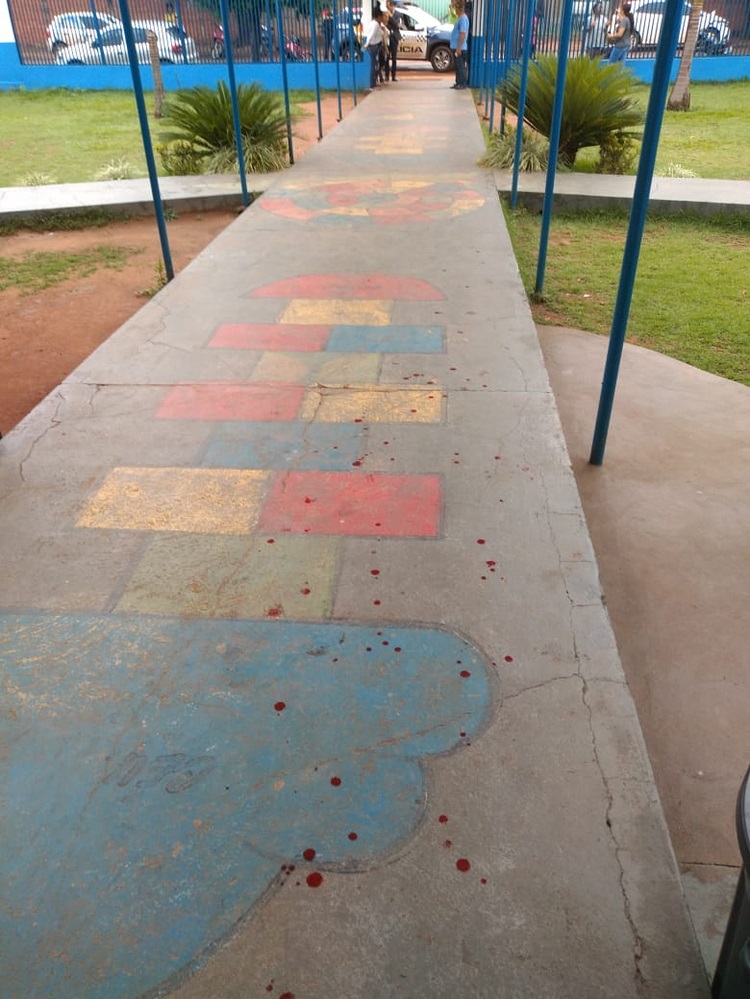  Marcas de sangue ficaram pela escola em Rondonópolis — Foto: Polícia Militar de Mato Grosso/Assessoria