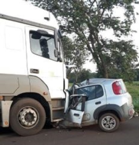 O Fiat Uno ficou destruído.(Foto:Reprodução)