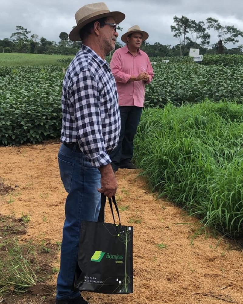 produtores rurais  contaram com uma programação diferente neste sabado .11. Variedades de Pastagens e de soja foram presentadas.