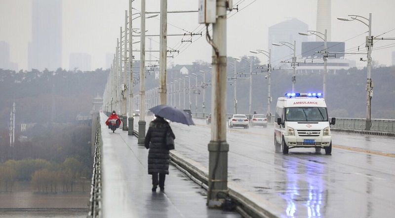 Ambulância cruza uma ponte em Wuhan, na província de Hubei no sábado (25); a cidade está isolada após surto de coronavírus — Foto: Chinatopix/AP 