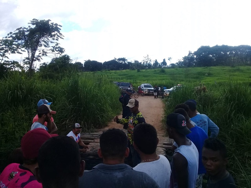  Policiais negociam liberação de via que dá acesso à Vila Mocotó, no interior do Pará. — Foto: Reprodução / TV Liberal 