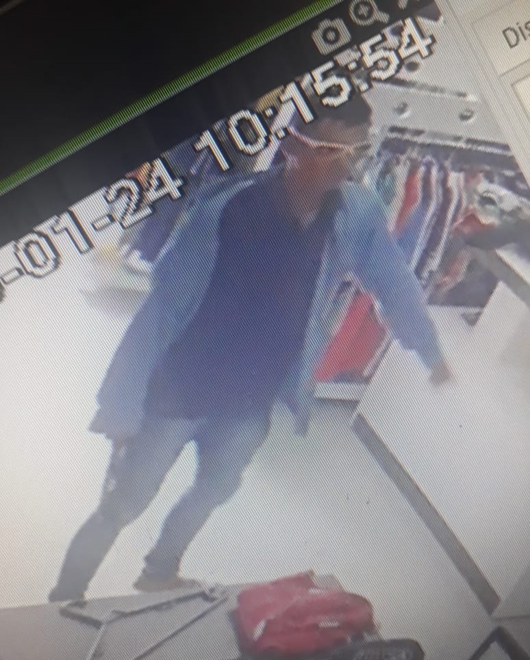 O ladrão "Alexandre Gomes Soares" trocou de roupa no asssalto a loja exclusiva(Foto:Reprodução)
