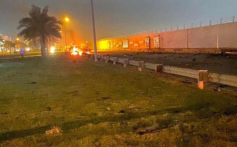 Veículo pega fogo após ataque no Aeroporto Internacional de Bagdá, no Irã, na madrugada desta sexta-feira (3) — Foto: Assessoria de Imprensa do Primeiro Ministro do Iraque via AP