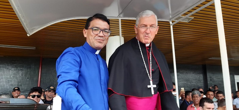 Padre Odirley Maia recepcionou o arbispo Dom Irineu Roman, na chegada ao aeroporto de Santarém — Foto: Reprodução/Redes Sociais
