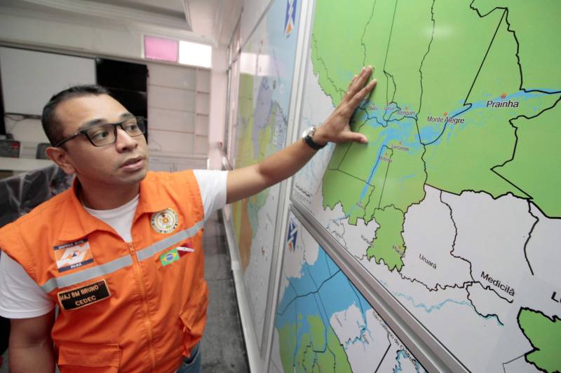  [Foto: Ricardo Amanajás / Ag.Pará] O major BM Bruno Freitas informa sobre as ações que a Defesa Civil já realizada em Monte AlegreFoto: Ricardo Amanajás / Ag.Pará"