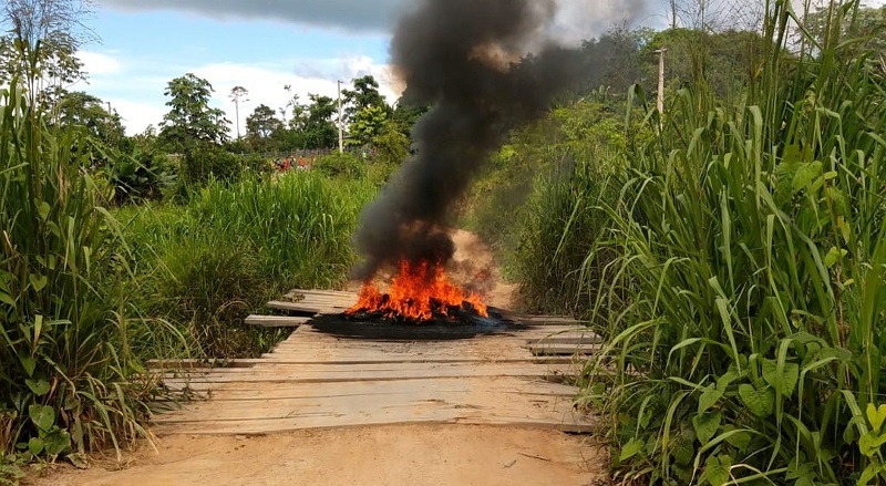 Ponte é incendiada para impedir agentes do Ibama no Pará. — Foto: Reprodução / TV Liberal 