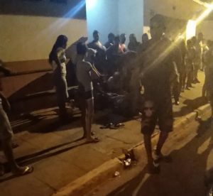  Mulher levou tiro em frente a um bar — Foto: Divulgação