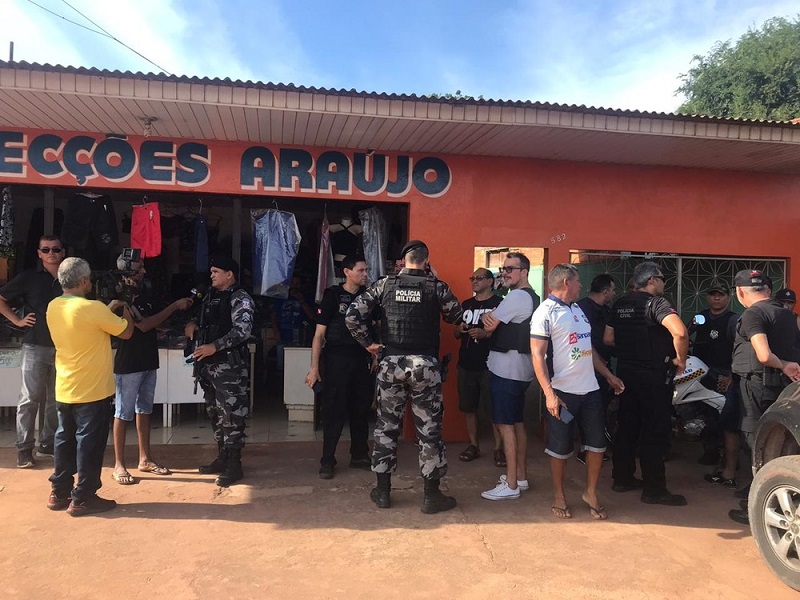  Policiais Civil e Militar realizam buscas pelos autores em Santarém — Foto: Kamila Andrade/G1