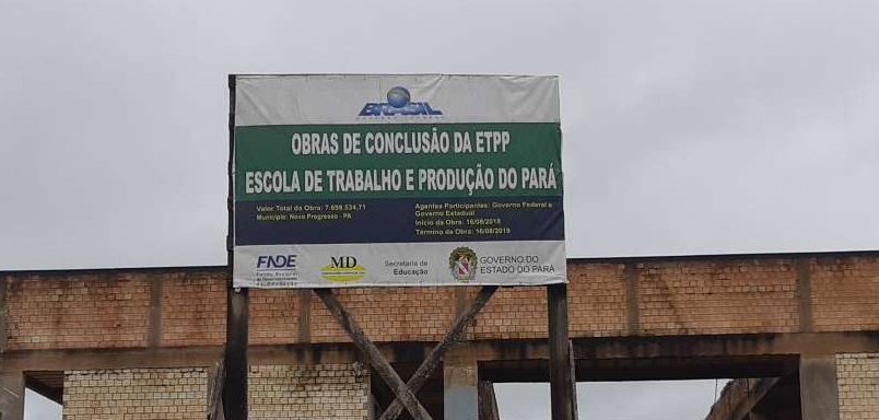 Placa mostra de onde vem dinheiro para construir a escola(Foto:Jornal Folha do Progresso)