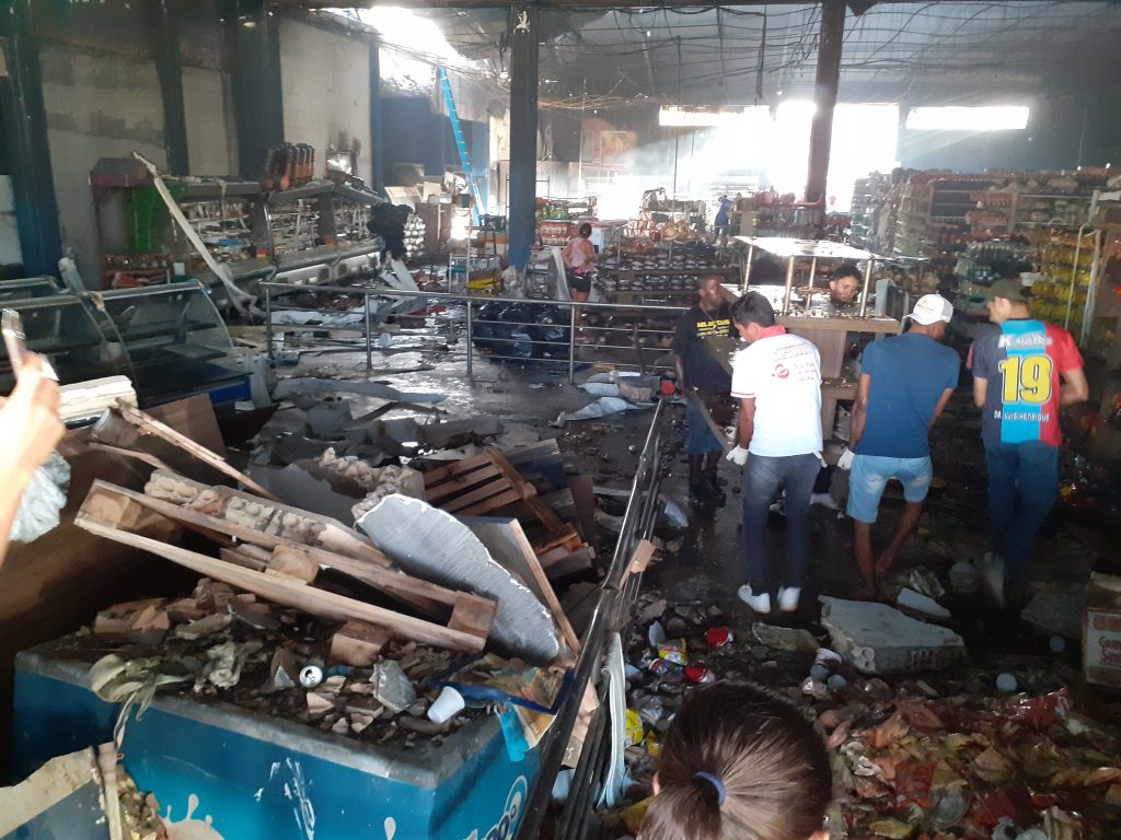 Funcionários trabalham na recuperação de mercadorias (foto:Jornal Folha do Progresso)