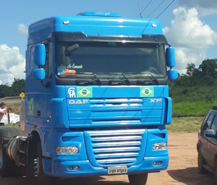 O Presidente Jair Bolsonaro chegou no local da inauguração em um caminhão, ele percorreu alguns quilômetros no trecho que foi pavimentado pelo Exército, em seu governo.(Foto:Ricardo Foresti)