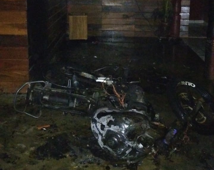 Motocicleta destruída pelo fogo(Foto:WhatsApp)