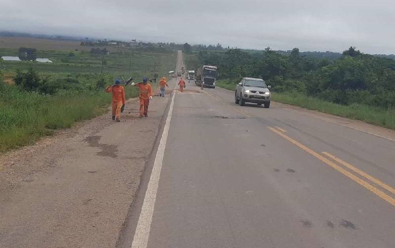 Concessionaria tapa buracos na rodovia BR 163 (foto:Jornal Folha do Progresso)