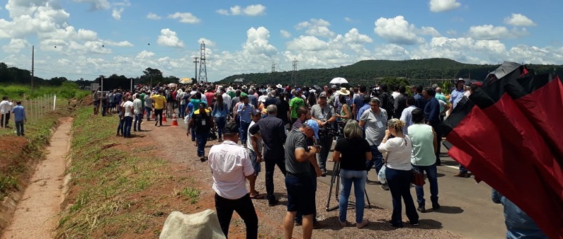 Populares aguardavam a chegada do presidente na rodovia(Foto:Ricardo Foresti)