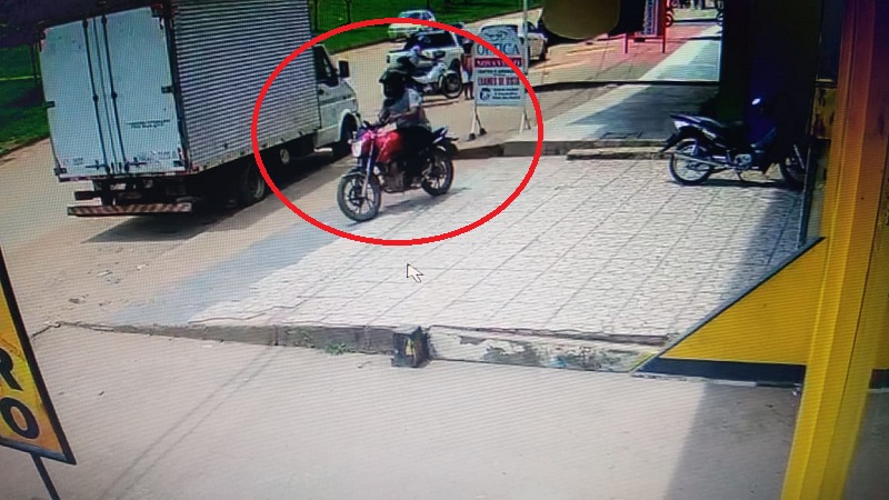 um comparsa aguardava lado de fora com uma motocicleta.(Foto:Divulgação)
