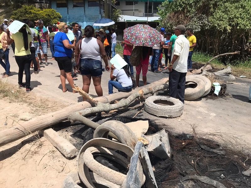  Rodovia foi fechada com pneus e troncos de árvore em Pacaraima — Foto: Jackon Félix/G1 RR