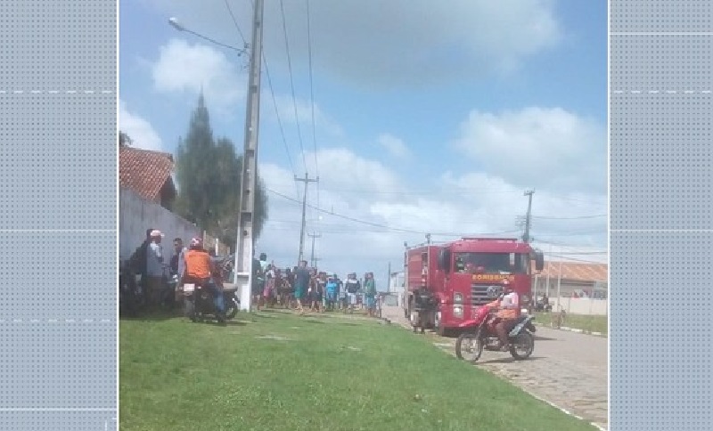 Revoltados, moradores queimam veículo de assediador em Terra Alta, no Pará. — Foto: Reprodução / TV Liberal 