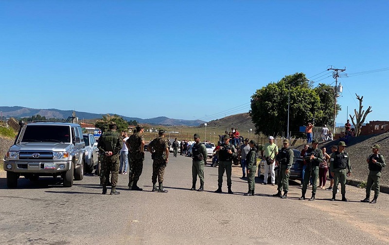  Exército fazendo o controle da fronteira e protestos em Pacaraima — Foto: Wendel Vale/Arquivo pessoal 