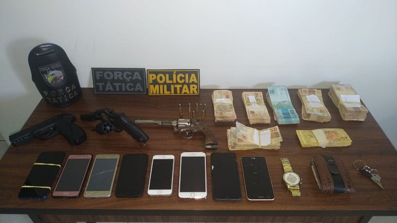 A PM apreendeu armas de fogo, celulares de clientes e R$ 32 mil — Foto: PM-MT