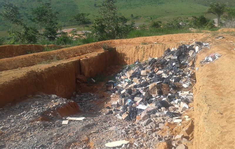 Resíduos de minério jogados em buraco na área da mineradora (foto:Via E-mail Jornal Folha do Progresso) 