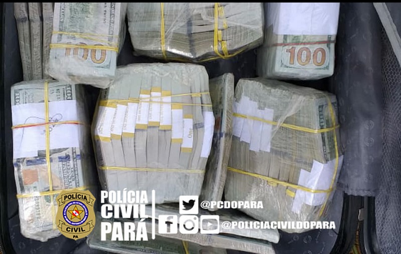 Dolar apreendido em aeronave (Foto:Policia Civil)