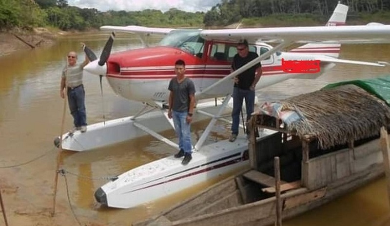 Hidroavião monomotor usado pelos missionários nos sobrevoos às aldeias no Vale do Javari . Na foto, Wilson Kannenberg e Andrew Tonkin atrás do indígena Foto: Facebook/Reprodução