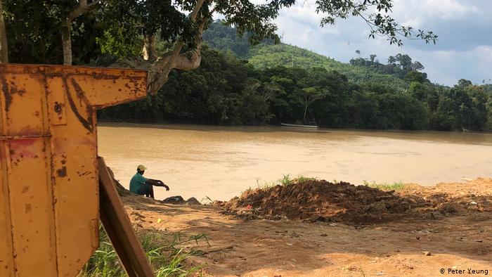 O mercúrio despejado no rio Tapajós durante o garimpo se espalha por afluentes que passam perto de Creporizão, no Pará(Foto:Peter Yeung)