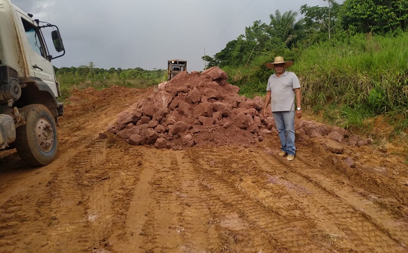 O Secretario de Obras José Lopes comanda os trabalhos (Foto:Via WhatsApp)